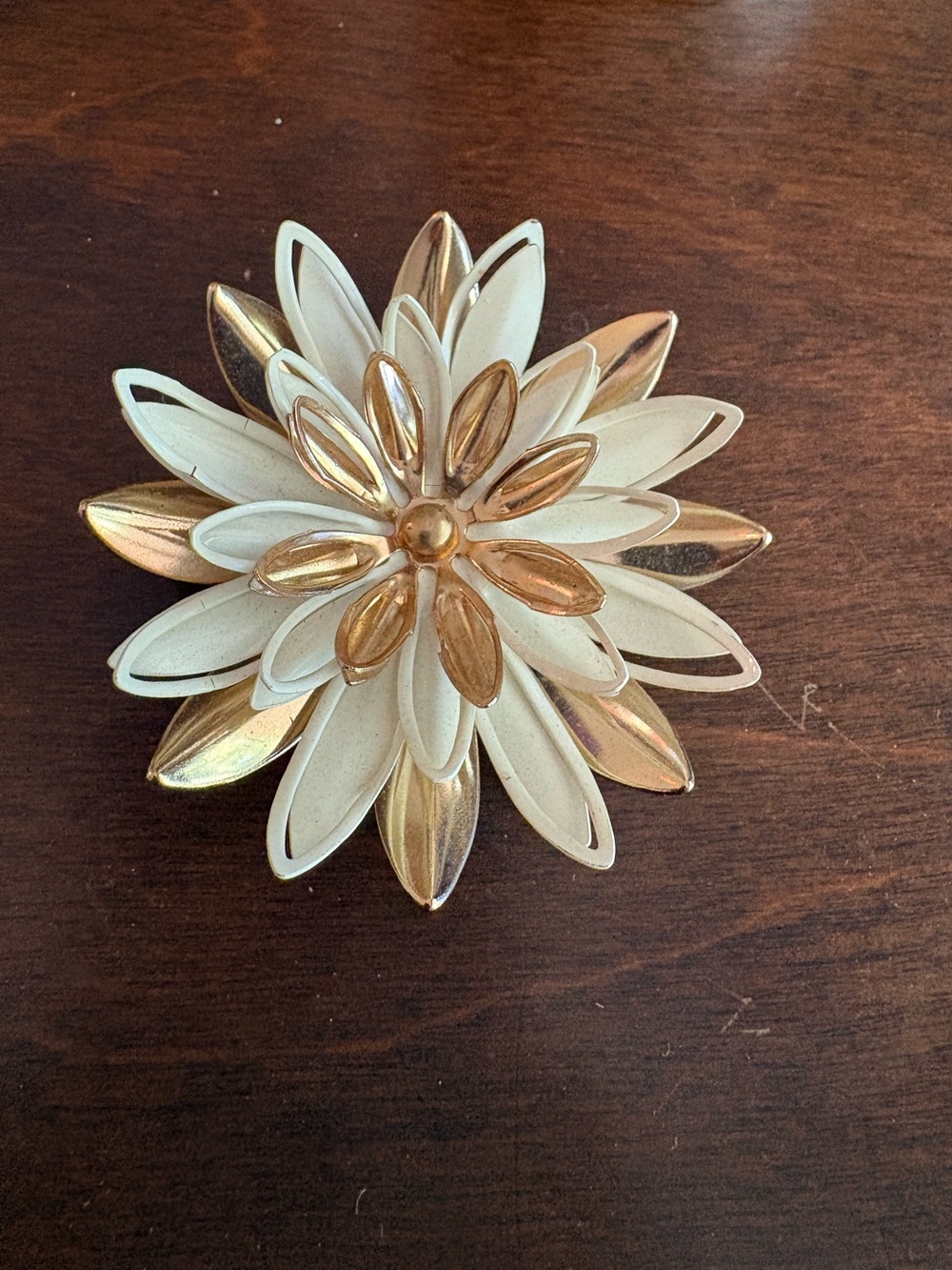 Sarah Coventry Vintage White-Gold Floral Broach